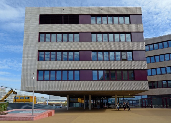 Construction du Gymnase de Renens CEOL GYRE façade grille d'aluminium déployé 